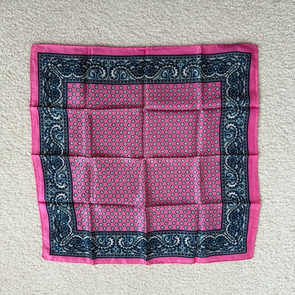 Small square print scarf - Picture 2 of 3